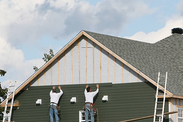 Professional Siding technician working in Pipersville, PA
